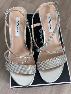SILVER METALLIC MID-HEEL SANDALS _ Nina shoes Size US 8W